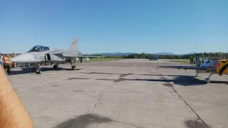 Jas-39 Gripen (kpt. Ivo Kardoš) a Extra 300 (Martin Šonka)