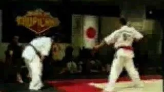 Kyokushin karate fighting (wheelkick)