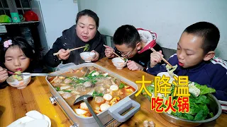 The temperature is much lower today! It's too cold! Keep eating hot pot