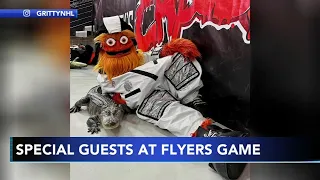 Gritty dances with emotional support alligator at Philadelphia Flyers game