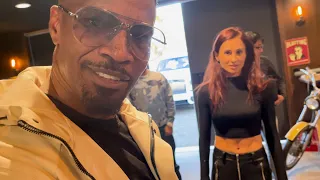 @TetianaGaidar asks @jamiefoxx what's in the box 🎁🐍