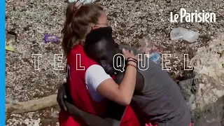 Ceuta : une bénévole de la Croix-Rouge réconforte un migrant