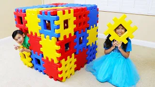 Wendy juega con BLOQUES DE CONSTRUCCIÓN de colores y hace una juguete de GRAN CASA DE JUEGOS