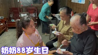 奶奶88岁生日到了，娜姐全家人一起动手准备晚餐，奶奶似乎有心事