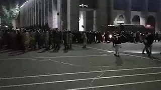 Видео. В Бишкеке слезоточивым газом разгоняют митингующих