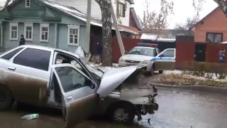 В Саранске «КамАЗ» въехал в дом после столкновения с «десяткой»