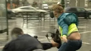 Шторм у Європі: людей на вулицях зносить вітром