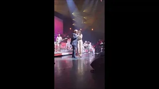 Enrico chante avec sa petite fille Julia