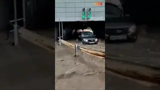 В Башкирии после сильного ливня затопило центральные улицы города Туймазы