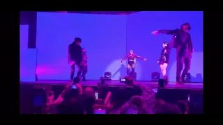 Karol g se cae en pleno concierto y becky g la ignora