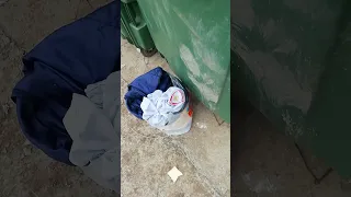Полицейская форма в мусорке