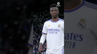 Vinicius avoids stepping on the Real Madrid crest 2022🖤🖤 #realmadrid #shorts