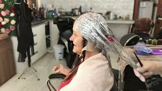 Retoque de mechas na touca de silicone