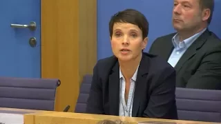 AfD-Chefin Petry sorgt für Eklat: Verzicht auf Fraktionsmitgliedschaft | DER SPIEGEL