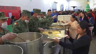 Soldados mexicanos cocinan para cientos de migrantes en un albergue de Ciudad Juárez
