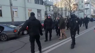 В Киеве продолжаются столкновения между протестующими и полицией