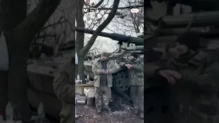 Ukraine Cannoneers Fire German-made Howitzers in Donbas #shorts