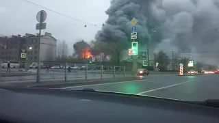 В Санкт-Петербурге на обводном канале горит Лента