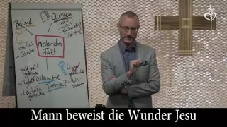 Mann beweist die Wunder Jesu