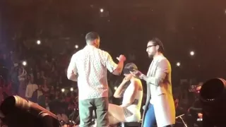 Maluma besa a fans en Miamia