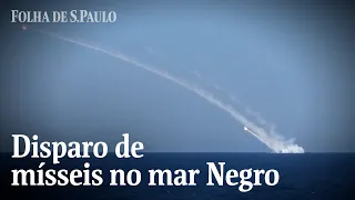 Submarino russo dispara quatro mísseis de cruzeiro Kalibr do mar Negro | CENAS DE GUERRA