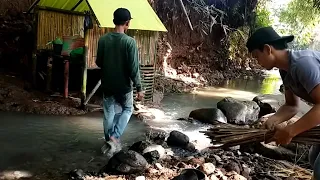 Camipng Di Tepi Sungai .Dan bikin shelter dari bambu. Bersama Mimi,lulu otter, Bushcraft indonesia.!