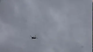 De CH-47 Chinook (type D en F) boven Hoogvliet samen met vele ander Heli`s