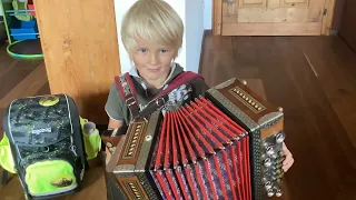 Volksmusik & Kinder - Drei Schwalben - Johannes spielt Ziehharmonika