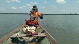 Pesca de malhadeira no Amazonas.