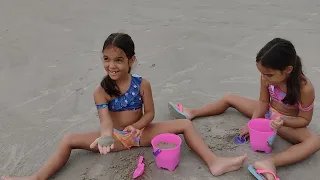 Castelo🧃 de Areia 🍫na Praia com pingos de chuva ⛈️👯‍♀️