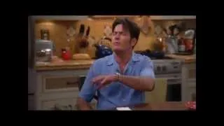 Charlie Harper e Berta fumando Cannabis (dando um tapinha!!)