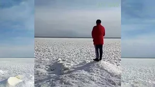 Жители Иссык-Кульской области в районе села Чоң-Өрүктү сняли озеро, берег которого покрылся льдом.