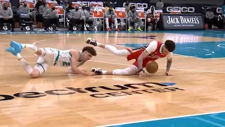 LaMelo & Lonzo Ball go for the ball in crunch time 🤭 Pelicans vs Hornets