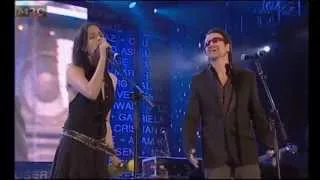 The Corrs & Bono - When the Stars Go Blue (live, subtitulos español)