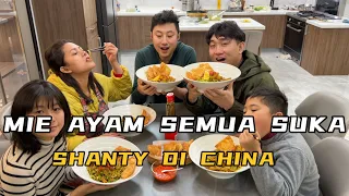 MASAKIN SUAMI MIE AYAM KHAS INDONESIA,LIHAT MEREKA MAKAN DENGAN LAHAP HATI INI JADI SENANG