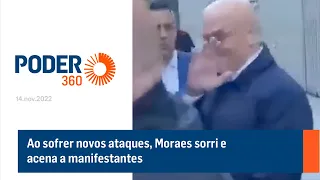 Ao sofrer novos ataques, Moraes sorri e acena a manifestantes