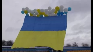 "Україна єдина!" - у небо над Луганщиною підняли Державний Прапор