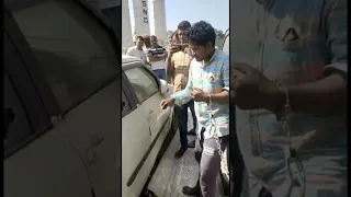 Look, the thief is breaking the mirror of the car🧐😱#short #car #thief #short #viral