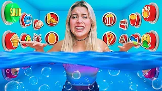 100 BOTONES MISTERIOSOS EN UNA CAJA INUNDADA SOLO 1 PARA ESCAPAR💦| Leyla Star💫