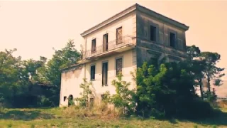 Urbex Italy. La Casa Infinestrabile. Mysterious home without windows