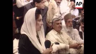 Pakistan - Dismissed Bhutto addresses presser