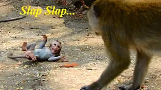 OMG...The Old Monkey Slap And Slap Poor Boy ANANDA Collapse On The Ground, Pity Baby Crying Seizure