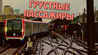 Грустные пассажиры в метро Выхино.