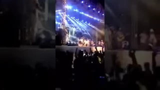 Marília Mendonça cai do palco dando sarrada