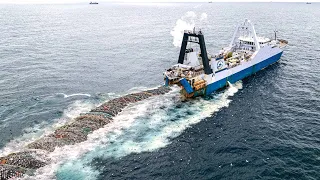 Life On Fishing Midwater Trawl Vessel - Unbelievable hundreds of tons Fish are caught by large nets