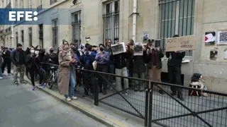 Estudiantes propalestinos bloquean el centro universitario Sciences Po de París