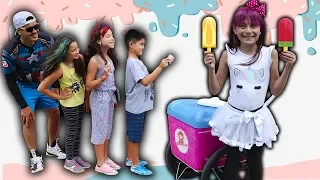 BIANKINHA FINGE BRINCAR DE VENDER SORVETE 2 - Biankinha Pretend Play Selling Ice Cream