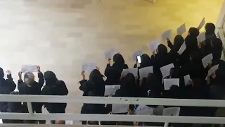 Estudiantes de Arte, Universidad de Teheran, cantan El Pueblo Unido Jamás Será Vencido