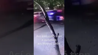 Ahora en Nuevo León: momento en que tren embiste autobús