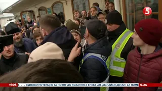 ⚡️Віряни УПЦ мп накидуються на відвідувачів ЛАВРИ – включення з місця